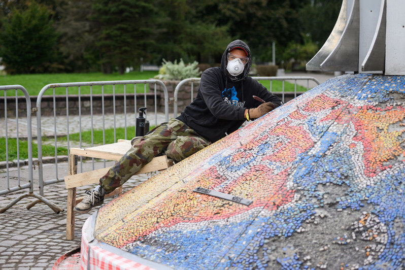 Работа была сложной и кропотливой, но теперь мозаика стала даже прочнее. | Фото: Александр Мелехов
