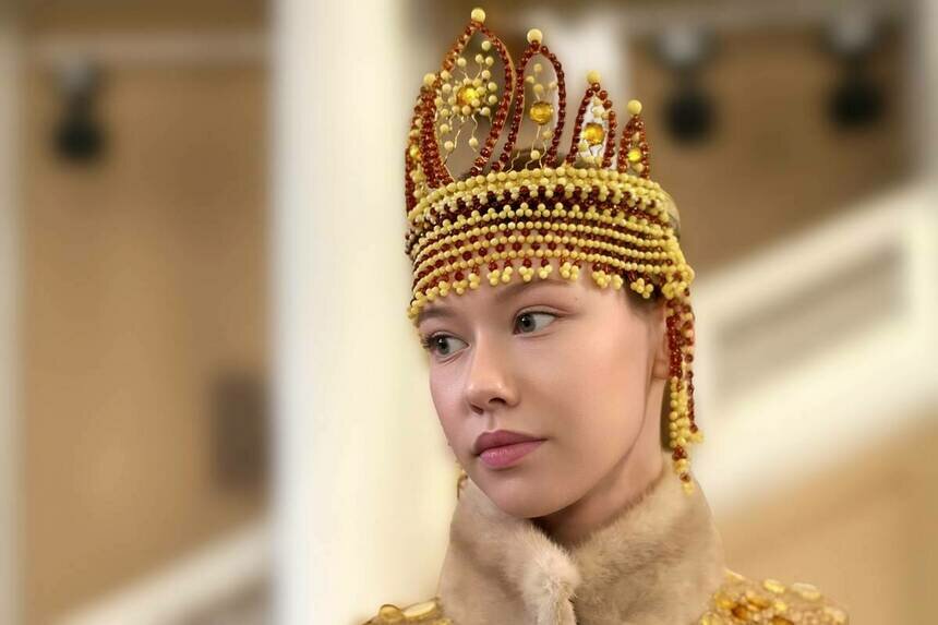 Головной убор собран из 1145 янтарных деталей. | Фото: пресс-служба Янтарного комбината