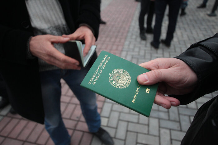 Иностранцы узнавали о чудесном офисе и его услугах по сарафанному радио. | Фото: Александр Подгорчук