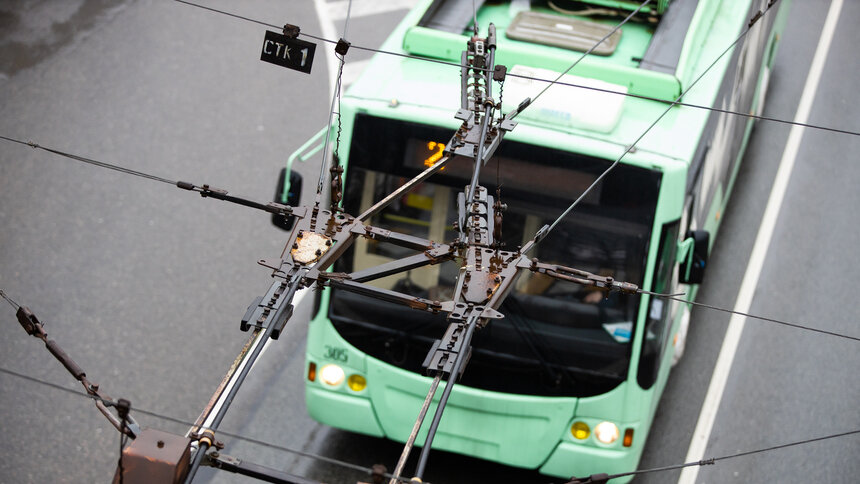 Синий иней лёг на провода: в Калининграде троллейбусы выбились из графика - Новости Калининграда | Фото: Александр Подгорчук / Архив «Клопс»