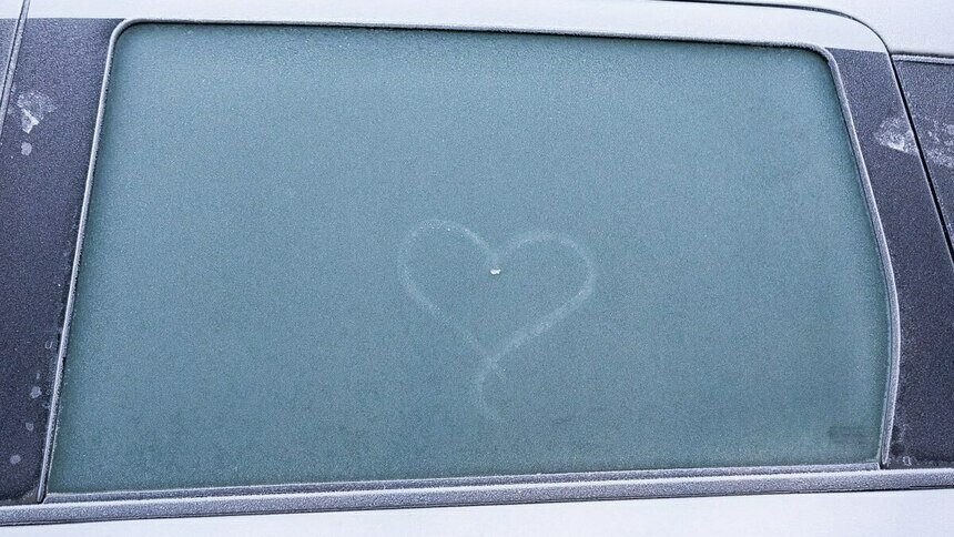 Фото дня: Дедушка Мороз оставил на стекле любовное послание калининградцам - Новости Калининграда | Фото: Александр Подгорчук / «Клопс»