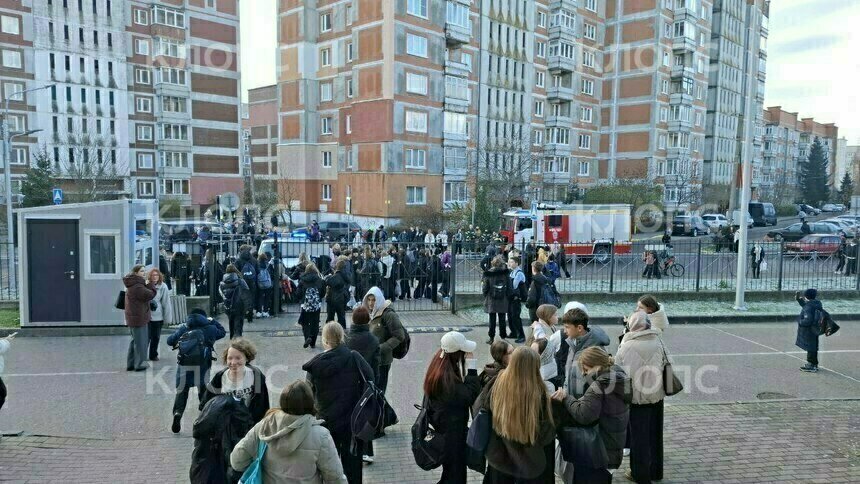 Около школы полицейская машина и пожарные  | Фото: очевидец