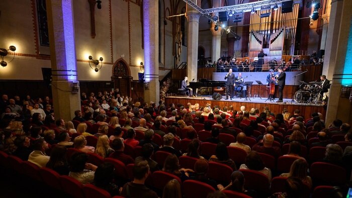 «Русский Фрэнк Синатра» певец и композитор Дмитрий Носков, его квинтет и Камерный оркестр Калининградской филармонии, дирижёр Елена Толкачёва 