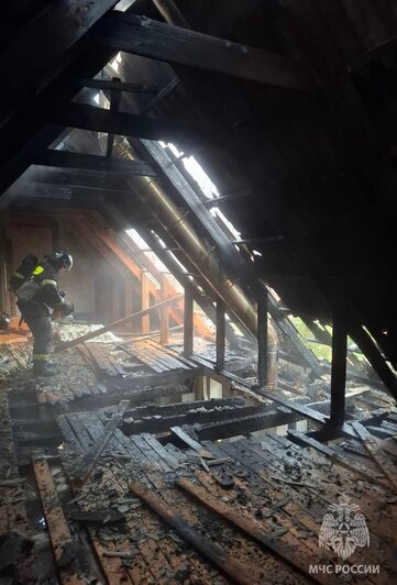 Неаккуратное обращение с печкой уничтожило потолок и мансарду дома в посёлке Гурьевского округа  - Новости Калининграда | Фото: МЧС Калининградской области 