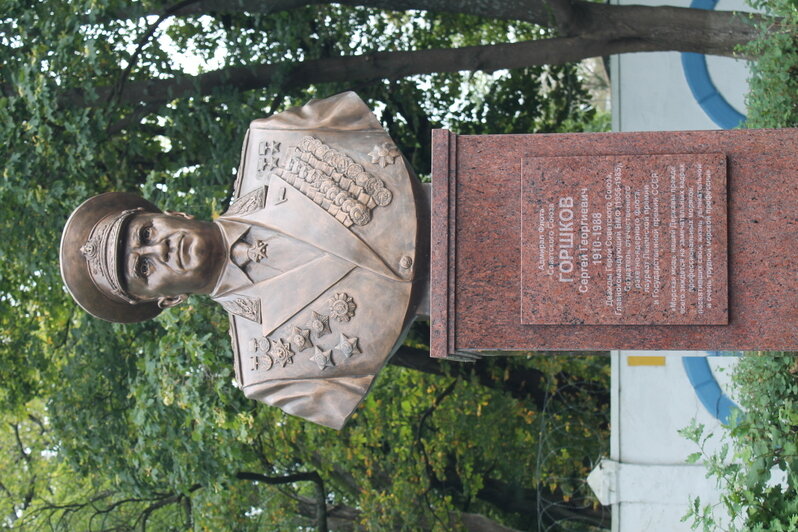 Дом офицеров и сквер со скульптурами адмиралов | Фото: Алёна Михайлова