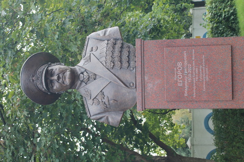 Дом офицеров и сквер со скульптурами адмиралов | Фото: Алёна Михайлова