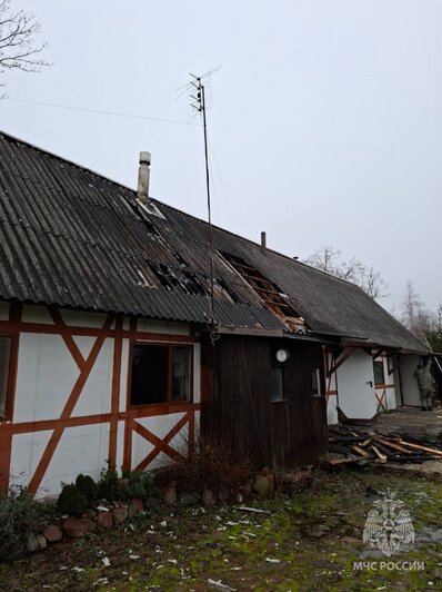 Неаккуратное обращение с печкой уничтожило потолок и мансарду дома в посёлке Гурьевского округа  - Новости Калининграда | Фото: МЧС Калининградской области 