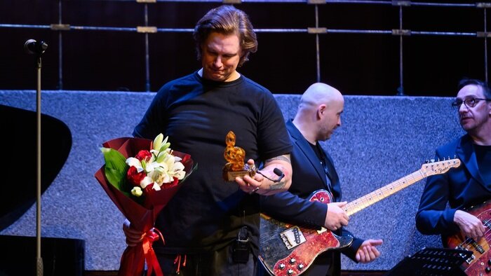 Трубачу Вадиму Эйленкригу вручили эксклюзивный приз — янтарный скрипичный ключ, предоставленный партнёром филармонии — Культурным фондом «Русская музыка на Балтике»