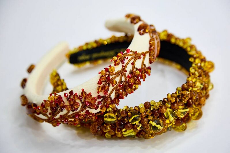 В Калининградской области создали кокошник из более тысячи элементов древнего янтаря (фото)  - Новости Калининграда | Фото: пресс-служба IV Международного форума «Содружество моды»