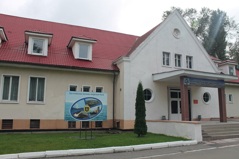 Дом офицеров и сквер со скульптурами адмиралов | Фото: Алёна Михайлова