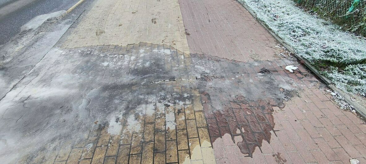 Калининградец устроил ледяную ловушку для пешеходов перед своим домом (фото) - Новости Калининграда | Фото: Екатерина