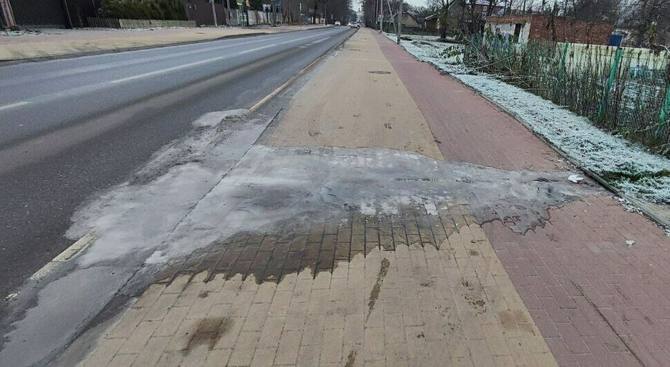 Калининградец устроил ледяную ловушку для пешеходов перед своим домом (фото) - Новости Калининграда | Фото: Екатерина