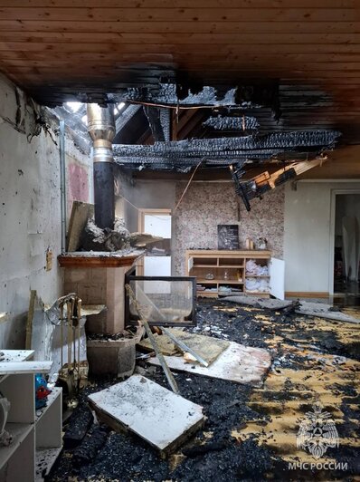 Неаккуратное обращение с печкой уничтожило потолок и мансарду дома в посёлке Гурьевского округа  - Новости Калининграда | Фото: МЧС Калининградской области 