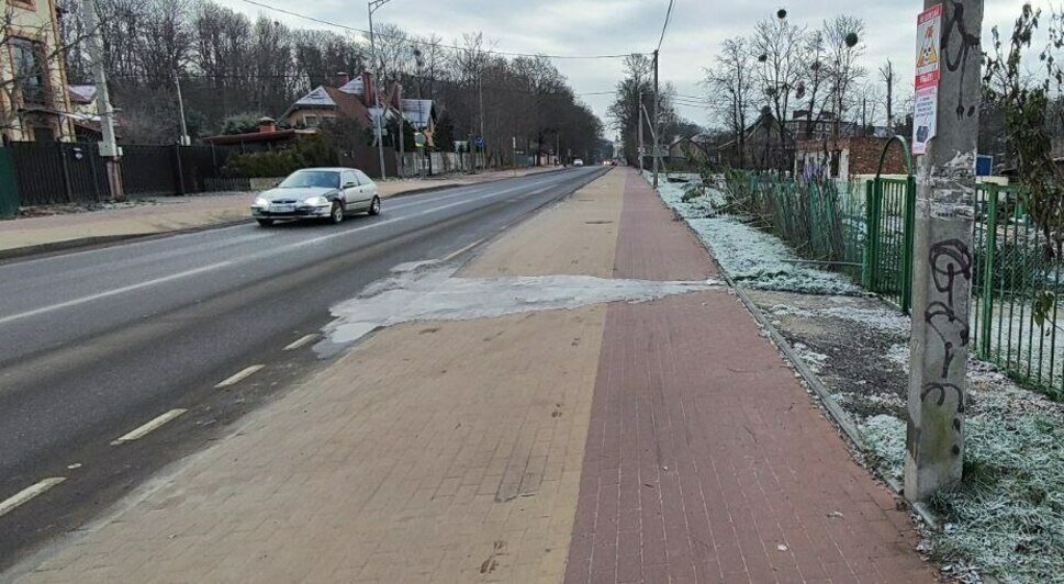 Калининградец устроил ледяную ловушку для пешеходов перед своим домом (фото) - Новости Калининграда | Фото: Екатерина