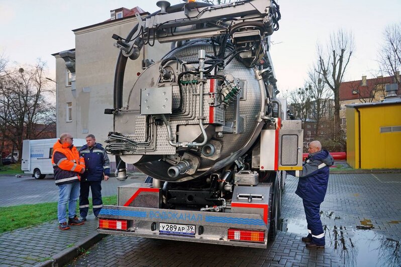Калининградскому «Водоканалу» передали новую систему для диагностики труб и машину для борьбы с засорами - Новости Калининграда | Фото: телеграм-канал губернатора Калининградской области Алексея Беспрозванных