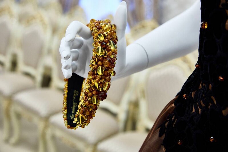 В Калининградской области создали кокошник из более тысячи элементов древнего янтаря (фото)  - Новости Калининграда | Фото: пресс-служба IV Международного форума «Содружество моды»