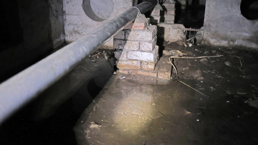 Жилой дом на Калязинской топит из-за засора городской ливнёвки — министерство регионального контроля   - Новости Калининграда | Фото: Алексей