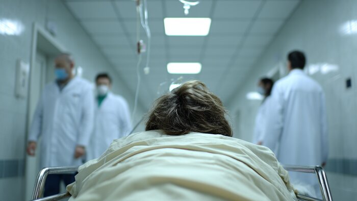 «Я лежала в канаве с пробитой головой, а мимо мчались машины»: калининградка чудом выжила после нападения маньяка   - Новости Калининграда | Иллюстрация: Ксения Александрова / Midjourney