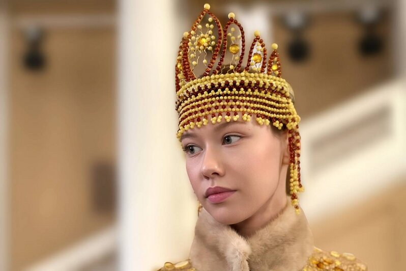 В Калининградской области создали кокошник из более тысячи элементов древнего янтаря (фото)  - Новости Калининграда | Фото: пресс-служба IV Международного форума «Содружество моды»