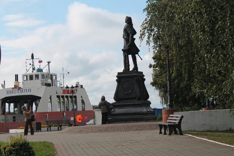 Памятники Петру I и Елизавете Петровне | А.Михайлова