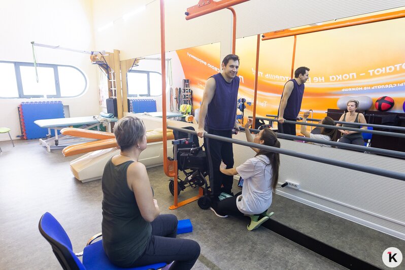 В калининградской новостройке колясочник не может выехать из подъезда: эксперты оценили доступную среду в регионе  - Новости Калининграда | Фото: Александр Подгорчук / «Клопс»