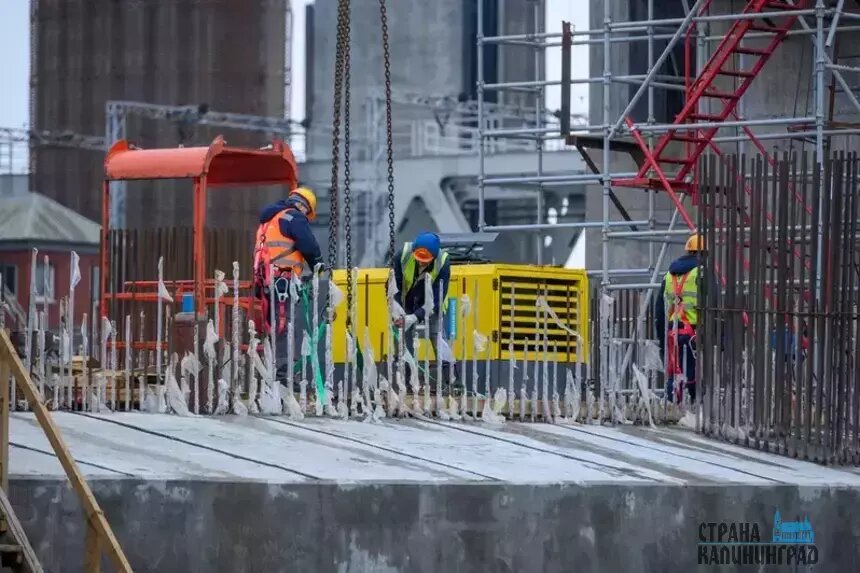 Строители моста должны ускориться - сроки поджимают. | Фото: архив &quot;СК&quot;
