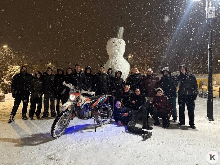 В Гвардейске прохожие помогли детям слепить четырёхметрового снеговика (фото)   - Новости Калининграда | Фото: Артём Лисицин
