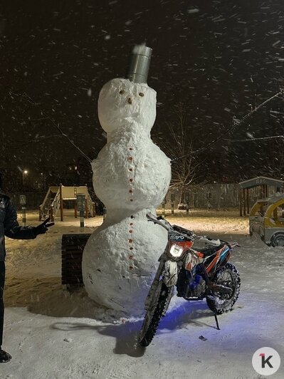 В Гвардейске прохожие помогли детям слепить четырёхметрового снеговика (фото)   - Новости Калининграда | Фото: Артём Лисицин