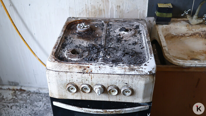 На плите — пепел, в воздухе до сих пор запах гари | Фото: Александр Подгорчук / «Клопс»