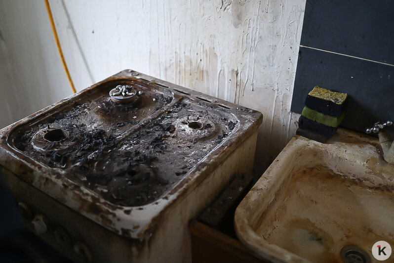 Одинокий калининградец Михаил, живущий под присмотром соседей, едва не устроил пожар (фото) - Новости Калининграда