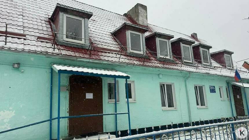 Приём будет идти в том самом здании, где люди ждали «встречи с министром» | Фото: читатель «Клопс»