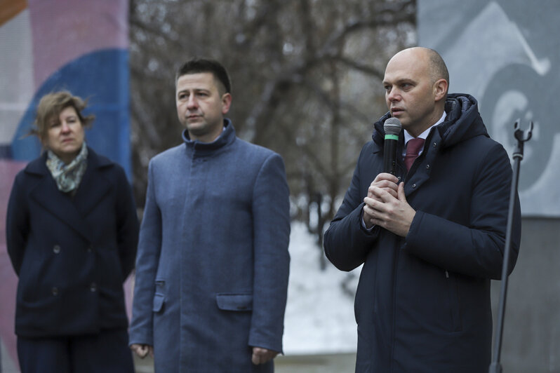 В этот же день в БФУ им. И. Канта состоялось торжественное открытие мурала памяти генерал-лейтенанта Федора Озерова и его сына Владимира. Мурал открыли на фасаде девятиэтажного общежития университета на ул. Азовской | Фото: пресс-служба БФУ им. Канта, Екатерина Боровик