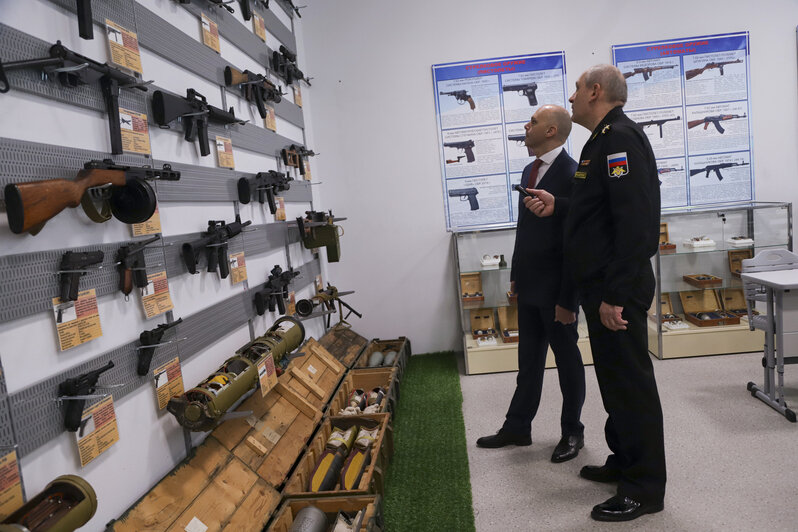 Губернатор осмотрел все ключевые площадки центра, пообщался с преподавателями и студентами. | Фото: пресс-служба БФУ им. Канта, Екатерина Боровик