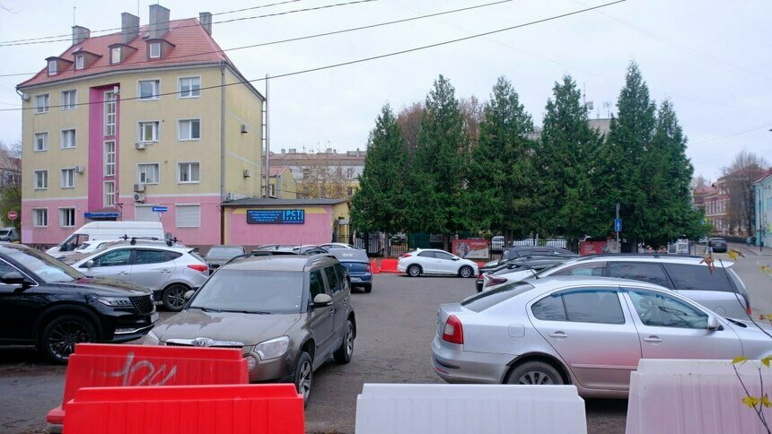 С понедельника, 1 декабря, машины на ул. Барнаульской поставить не получится.  | Фото: администрация Калининграда