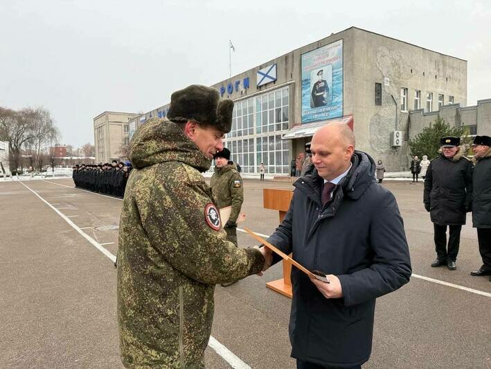 Беспрозванных вручил новые погоны бойцам территориальной обороны Калининградской области  - Новости Калининграда | Фото: телеграм-канал Алексея Беспрозванных