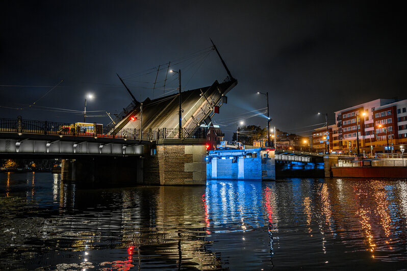 Мосты на Острове Канта с ночной подсветкой. | Фото: Александр Мелехов