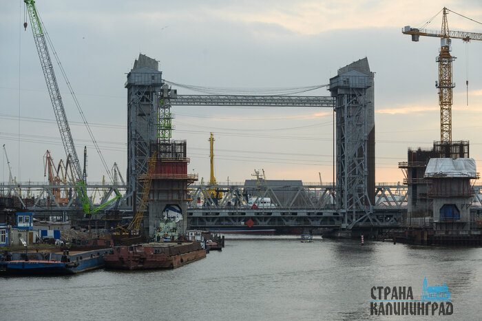 Стоящийся мост через Преголю рядом с историческим двухъярусным (Калининград).  | Фото: Александр Мелехов