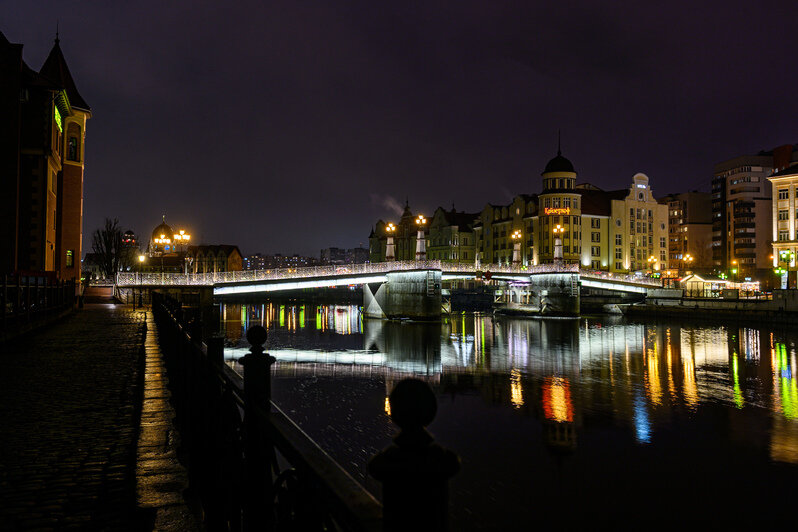 Мосты на Острове Канта с ночной подсветкой. | Фото: Александр Мелехов
