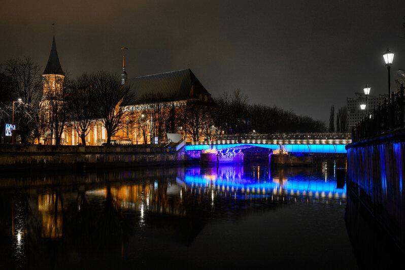 Мосты на Острове Канта с ночной подсветкой. | Фото: Александр Мелехов
