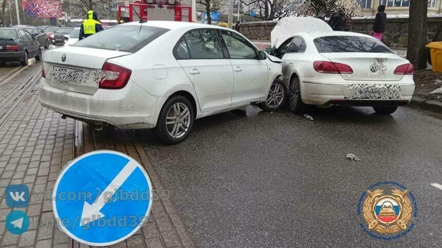 На Черняховского водитель легковушки не справился с управлением и выехал на встречку   - Новости Калининграда | Фото: Госавтоинспекция Калининградской области