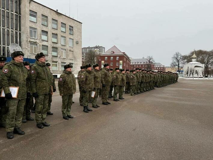 Беспрозванных вручил новые погоны бойцам территориальной обороны Калининградской области  - Новости Калининграда | Фото: телеграм-канал Алексея Беспрозванных