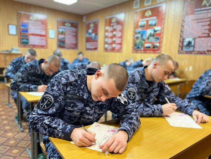 Росгвардейцы из Калининграда поздравили своих матерей с праздником - Новости Калининграда | Фото: Росгвардия