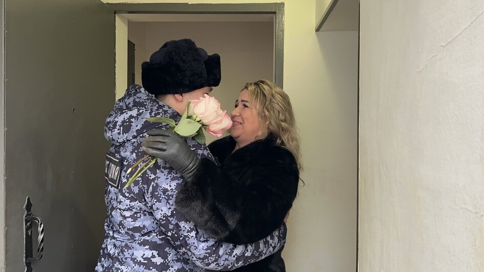 Росгвардейцы из Калининграда поздравили своих матерей с праздником - Новости Калининграда | Фото: Росгвардия