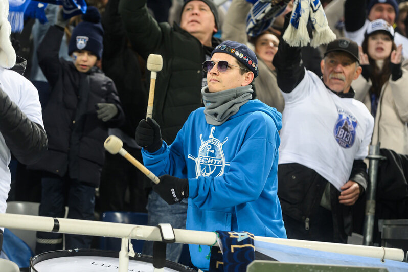 Полный стадион болельщиков. | Фото: Александр Мелехов