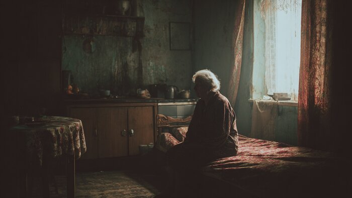 Накидывала простыню и била: калининградка годами истязает и выживает из квартиры 73-летнюю свекровь    - Новости Калининграда | Иллюстрация: Ксения Александрова / Midjourney