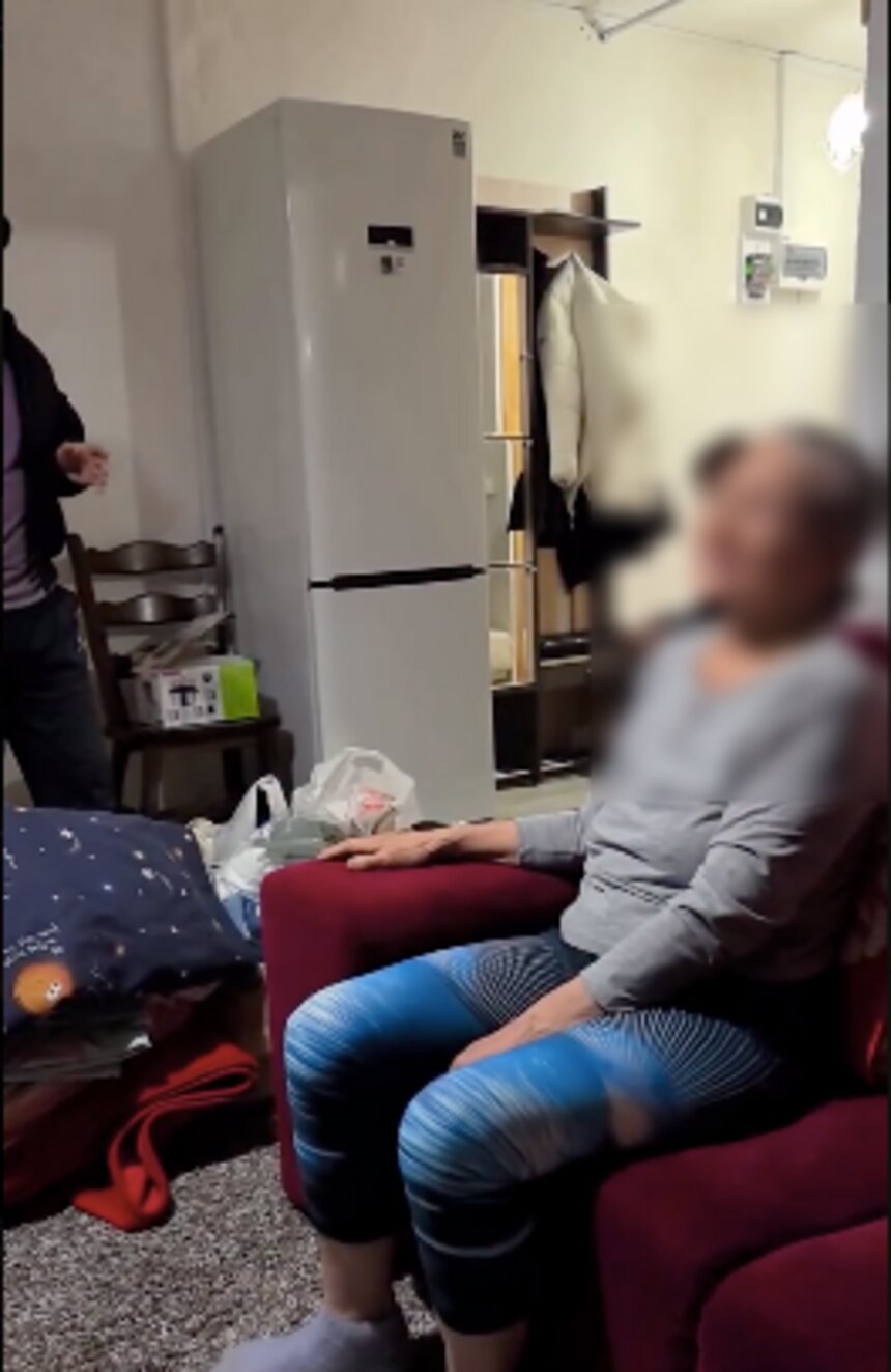 Женщина приехала в санаторий и решила остановиться в квартире, которую сдала. | Кадр из видео