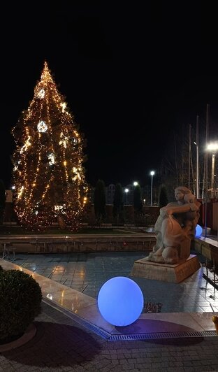 Километры гирлянд, ёлки и парад планет: 4 города в Калининградской области, где уже ждут Новый год (фото, видео)   - Новости Калининграда | Фото: &quot;Подслушано Янтарный&quot; ВКонтакте