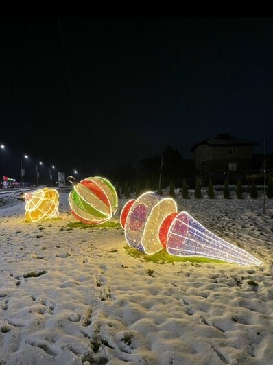 Километры гирлянд, ёлки и парад планет: 4 города в Калининградской области, где уже ждут Новый год (фото, видео)   - Новости Калининграда | Фото: &quot;Подслушано Гурьевск&quot; ВКонтакте