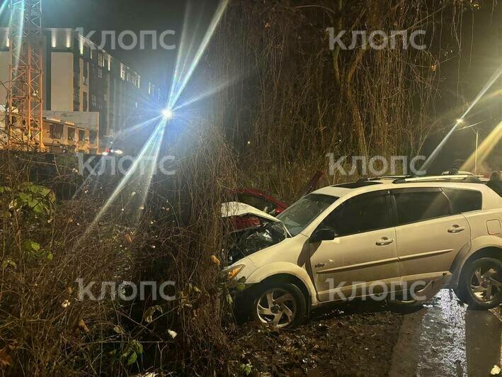 Обоих водителей госпитализировали: в Калининграде на улице Коммунистической столкнулись два автомобиля - Новости Калининграда | Фото: «Клопс»