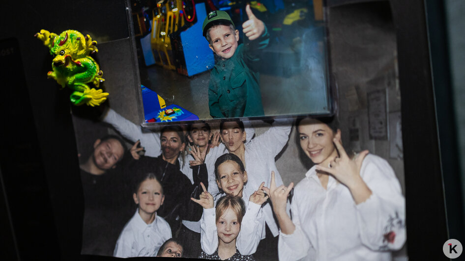 На холодильнике — не магниты, а семейные фото | Фото: Александр Подгорчук / «Клопс»